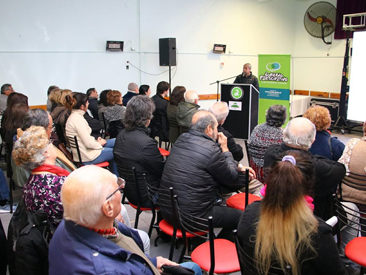 Ferraresi se reunió con vecinos de Villa Domínico