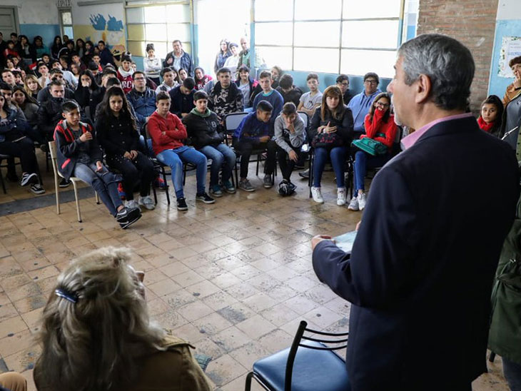 Ferraresi entregó subsidios a cuatro escuelas provinciales