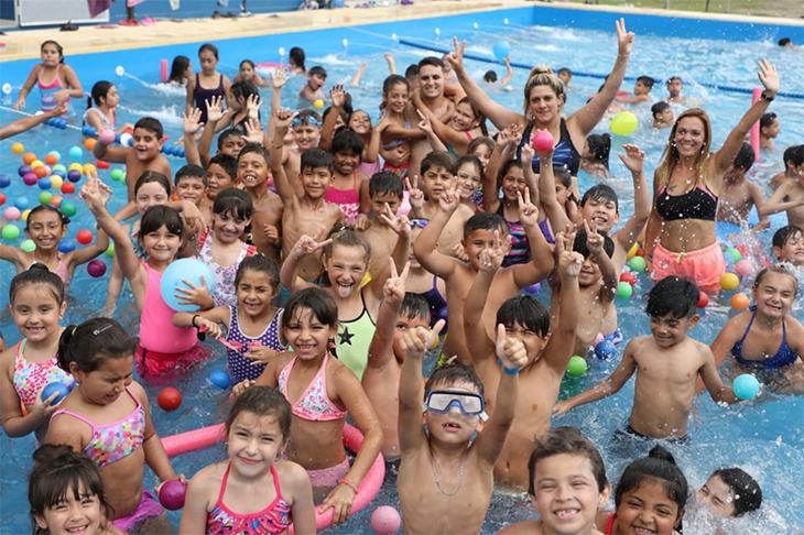 Ferraresi inauguró tres piletas que ya funcionan como colonias municipales de verano