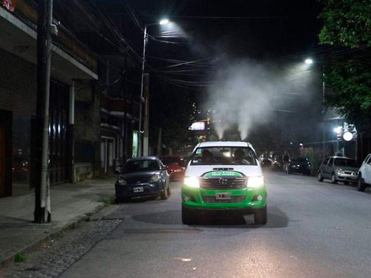 Avellaneda fumiga calles y espacios verdes para prevenir al dengue