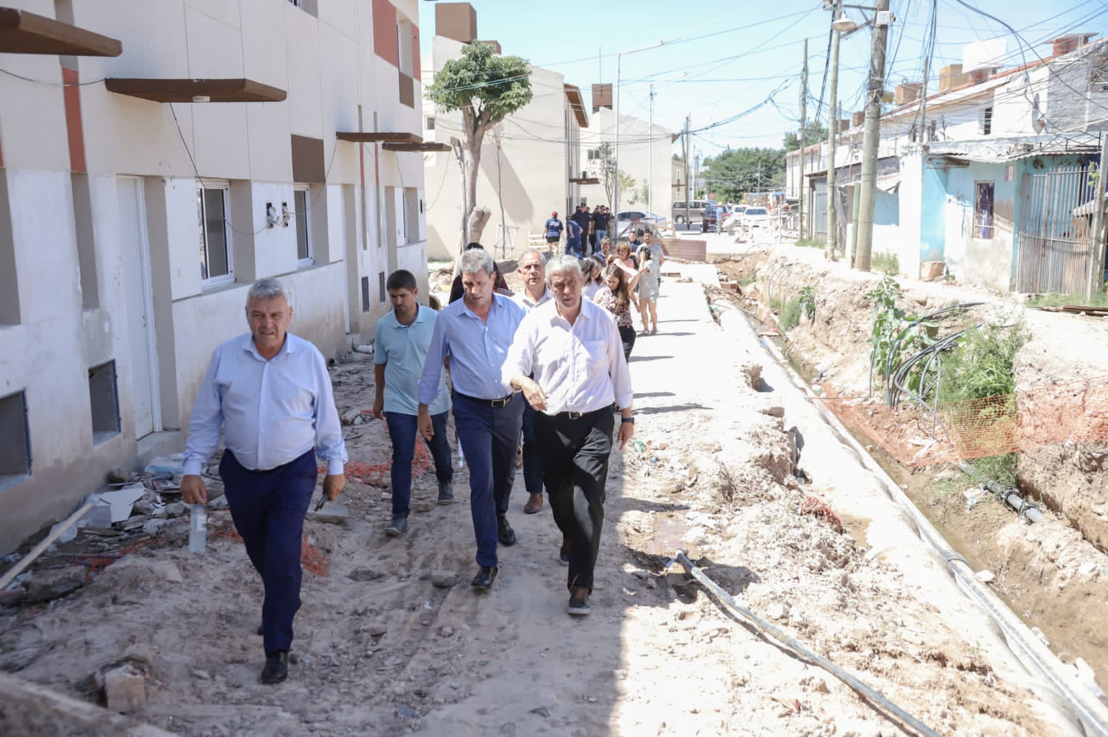 Ferraresi junto al gobernador Sergio Uñac recorrió obras en el Barrio Azul
