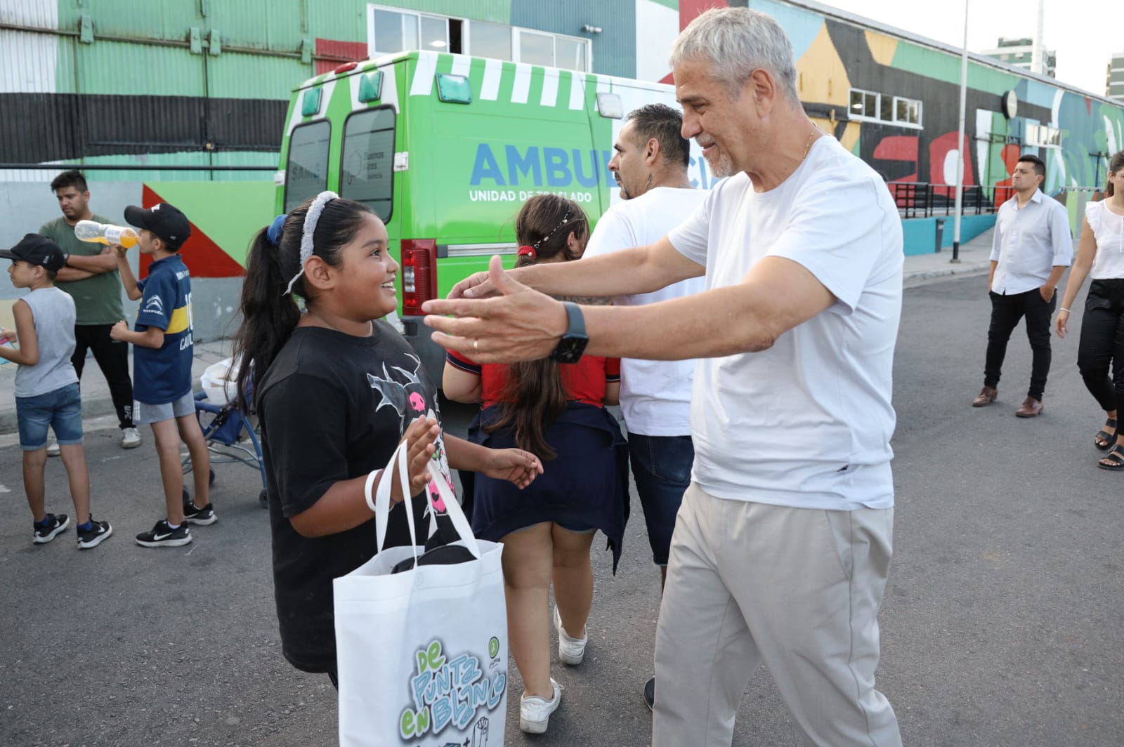 El ministro Wado De Pedro visitó Avellaneda para entregar equipamiento junto al intendente Ferraresi